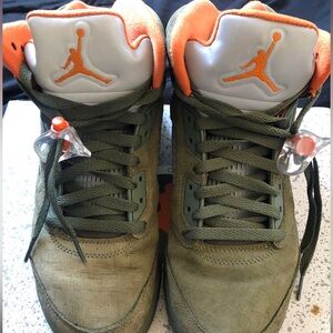 Sz/8.5 AJ5 ARMY OLIVE/SOLAR ORANGE
OLIVE MILITAIRE/ORANGE SOLAIRE